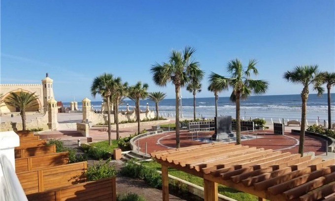 Brush - Stewarts Apartamento | Friends and Family Daytona Getaway! Four Modern Units! 2 Pools, Breakfast Buffet