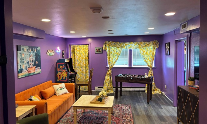 West Liberty Apartamento | Friends themed apartment w/free parking