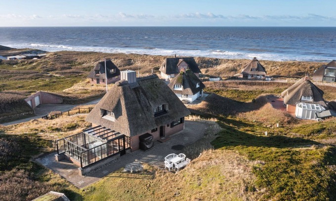 Hornum Casa | Friesen Hüs - Traditionelles Friesenhaus Unter Reet mit Meerblick