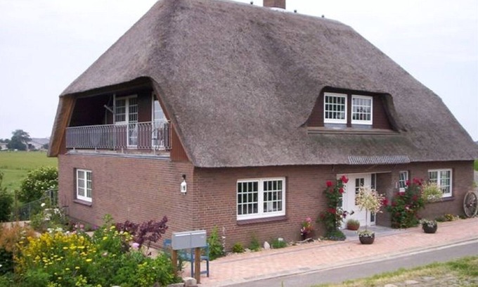 Galmsbull Apartamento | Friesenkate- thatched house, garden, sauna, close to the beach