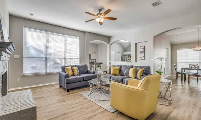 Frisco Casa | Frisco Spacious & Cozy Bling Home by Aya
