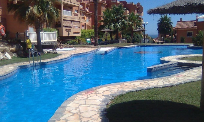 Urbanización Hacienda las Chapas Apartamento | DESDE £ 245pw, 3bed Capacidad 7 CABOPINO, MARBELLA, BALCON ORIENTADO AL SUR