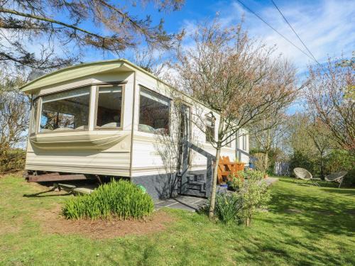 Cylch-Y-Garn Casa | Fron Dderw Caravan
