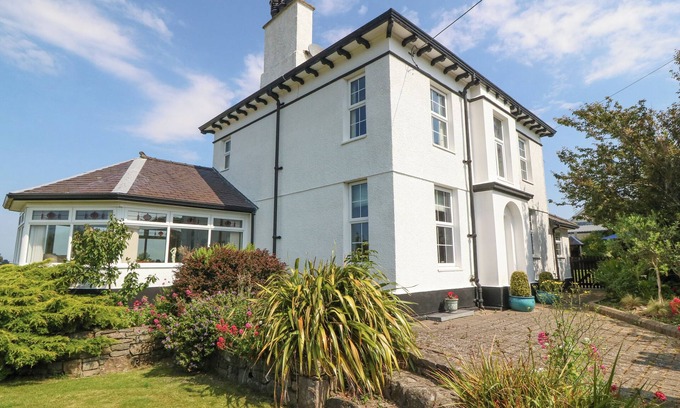 Llandwrog Cabaña | FRON EMRYS, pet friendly, luxury holiday cottage in Caernarfon