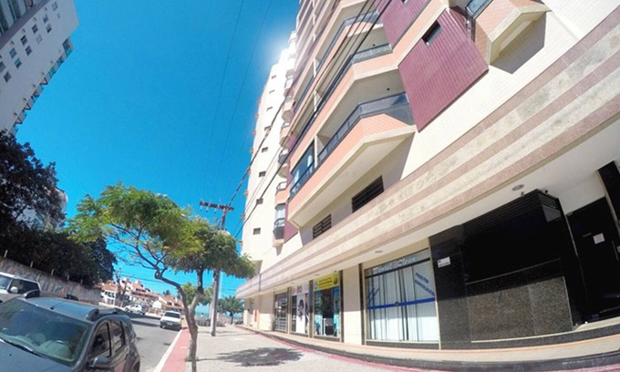 Muquicaba Apartamento | Edificio frontal w / una playa en Guarapari: Todo amueblado / Inter. wifi + TV por cable