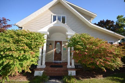 Suttons Bay Casa | Front Cottage "Green Shutter"