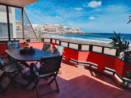 Melenara Apartamento | Front line beach with fantastic terrace.