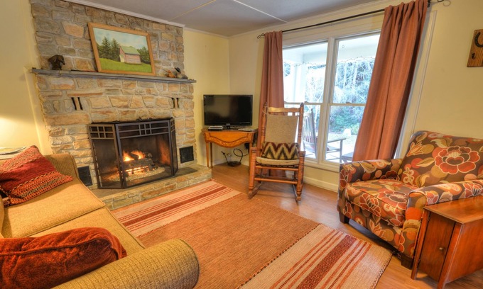 Almond Cabina | Firefly Haven-Pets Welcome, Bañera de hidromasaje, chimenea, Creek, hoguera,