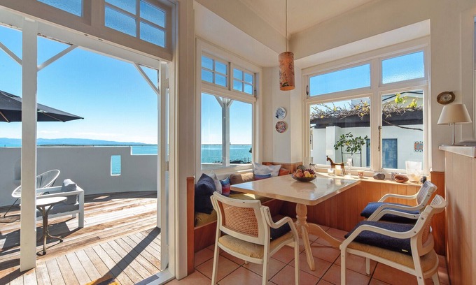 Nelson Casa | Front row seats to Nelson's spectacular waterfront 'show'!