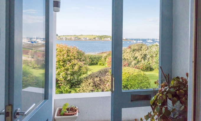 Newtownards Casa | Front row to sea, walking distance to restaurant