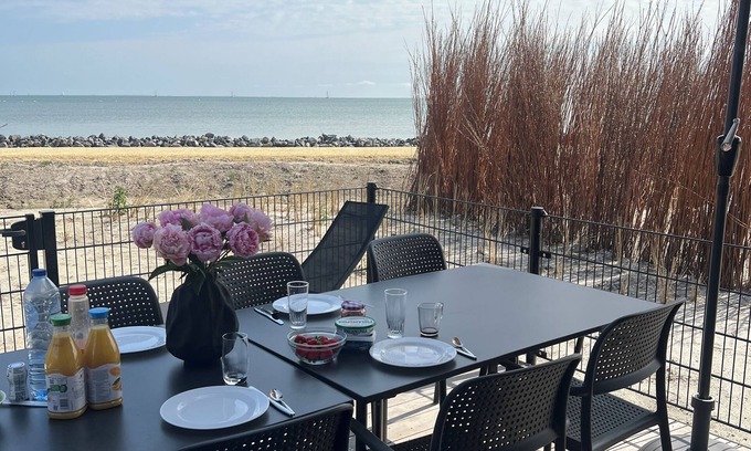 Enkhuizen Casa | Front row - with fence - Premium BeachHouse Strandgut