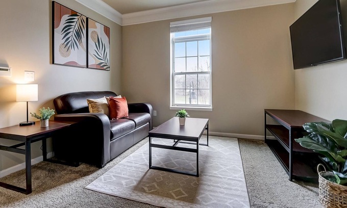 Roseland Apartamento | Frontdesk | 1 BR Near Notre Dame