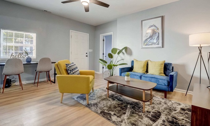 Schnitzelburg Casa | Frontdesk | 2 BR House near Cardinal Stadium