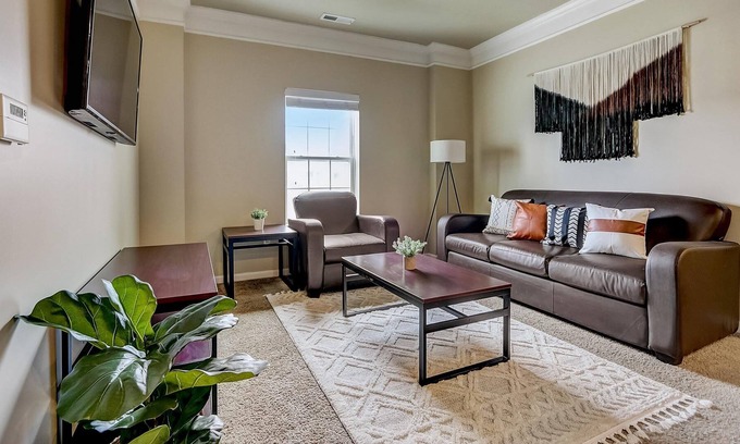 Roseland Apartamento | Frontdesk | 2 BR Near Notre Dame