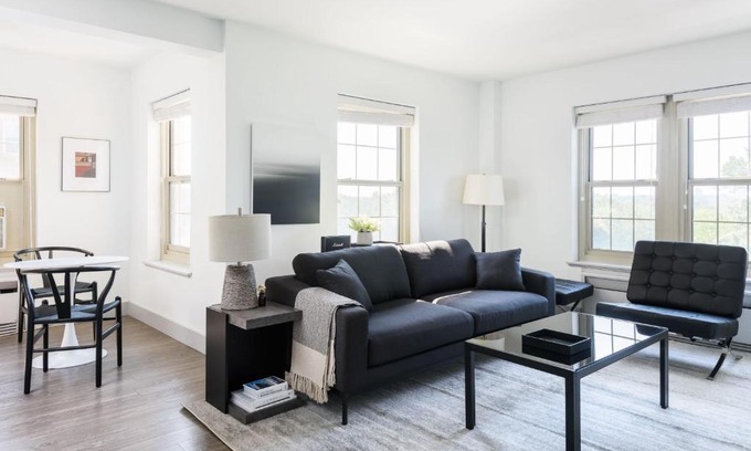 Central West End Apartamento | FRONTDESK 3 BR Penthouse by Dining and Shops