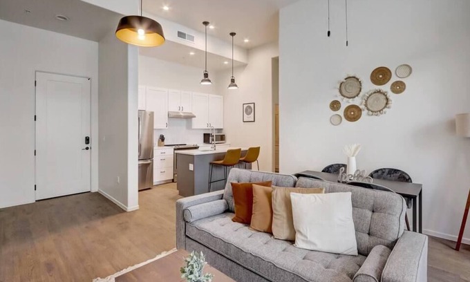 Menlo Park Apartamento | Frontdesk | Beautiful 2 BR Menlo Park Apt