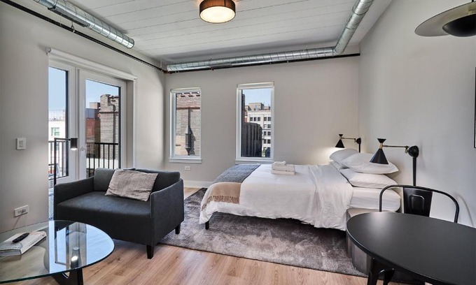 Lakeview Apartamento | FRONTDESK Chic Open Wrigleyville Studio Apt