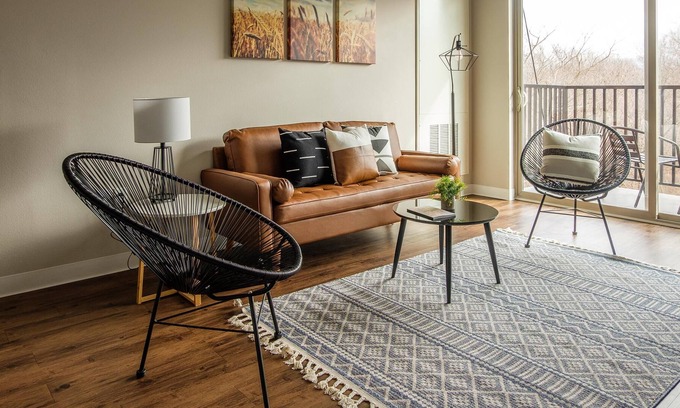 Ames Apartamento | Frontdesk | Contemporary 2BR Near ISU