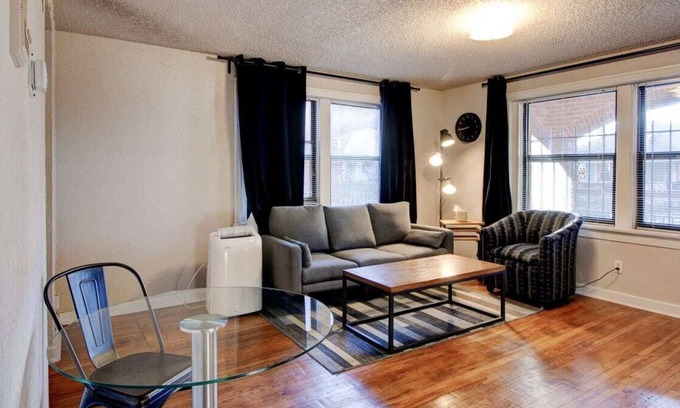 South Hyde Park Apartamento | Frontdesk | Modern 1 BR Apt near Kauffman Stadium