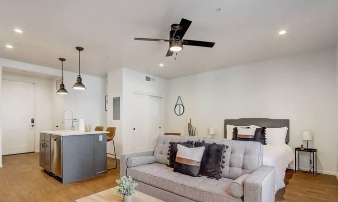 Menlo Park Apartamento | Frontdesk | Modern Menlo Park Studio near Transit