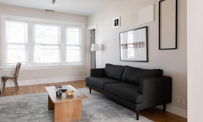 Roscoe Village Apartamento | FRONTDESK Revamped 1 BR Apt with Laundry and Lake View