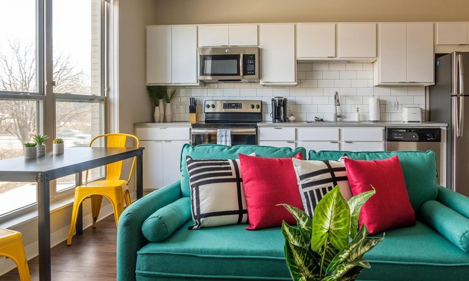 Ames Apartamento | Frontdesk | Stylish 1BR Apt Near Theater