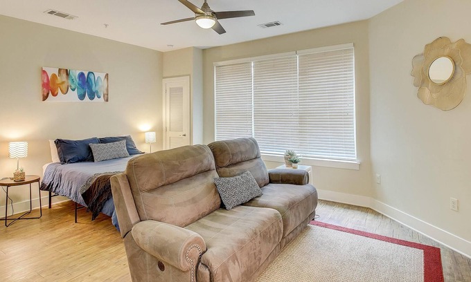 SouthPark Apartamento | Studio Apt actualizado con estacionamiento
