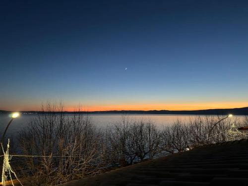 Lake Bracciano Apartamento | Fronte lago , mansarda da favola