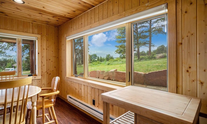 Estes Park Apartamento | Frontier Mountain Retreat - Monthly Long-term Vacation Rental 30+ Days Minimum -- Estes Park 1 Bedroom Apts by RedAwning