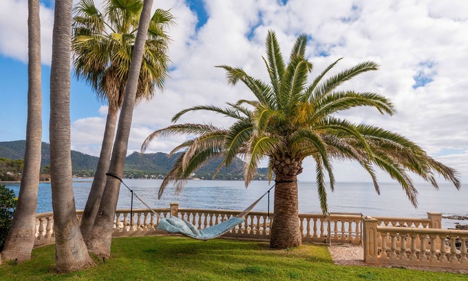 Son Servera Chalet De Esquí | Primera línea en Son Servera con piscina y jacuzzi con imponentes vistas al mar