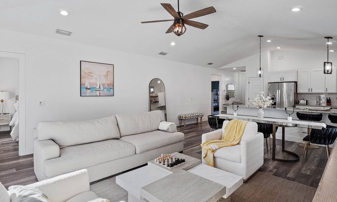 Fruitville Casa | Fruitville Haven - Cozy KING Bed / Free Wi-Fi