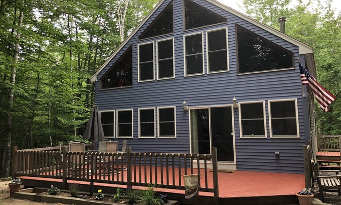 Standish Cabaña | Frye Island Sebago Lake Maine Chalet grande y limpio para 8 personas o más