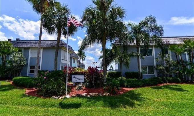 Fort Myers Condominio | Ft Myers Resort Style Living on the Water with View. Beach 15 Minutes Away.