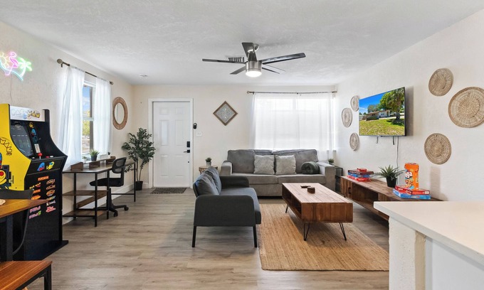 North Andrews Gardens Casa | FTL Group Oasis: 3-Home Family Compound: Retro Arcade, BBQ & Near Beach