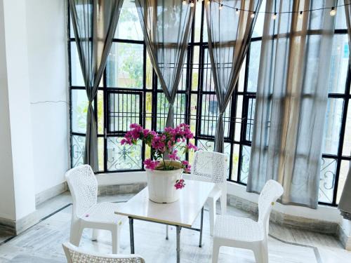 Sarnath Apartamento | Full AC 2BHK with Kitchen near Temple