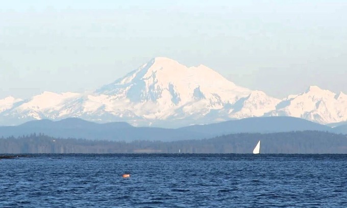White Rock Apartamento | Full advantage of 180 degree PANORAMIC view of OCEAN & MOUNT BAKER