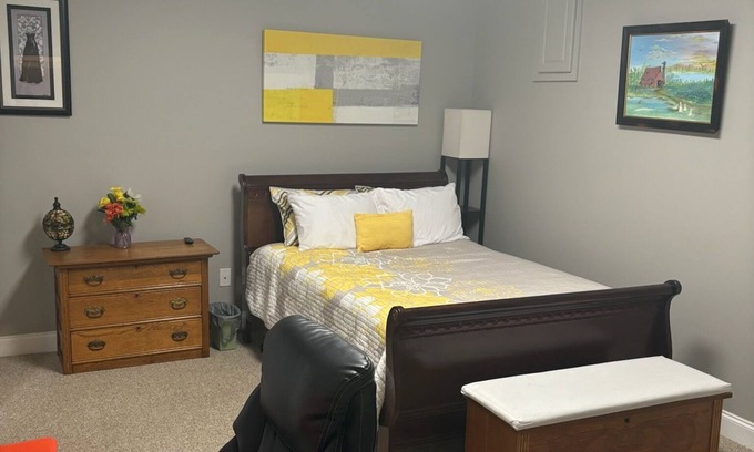 Braselton Apartamento | Full bed, closet, mounted tv. Entire apartment included at this fabulous rate.