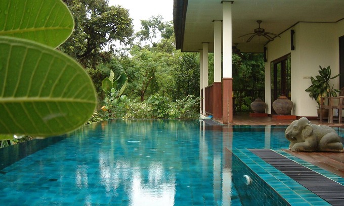 Um Chan Villa | Pensión completa Villa con piscina privada en los arrozales; bienvenida tailandesa