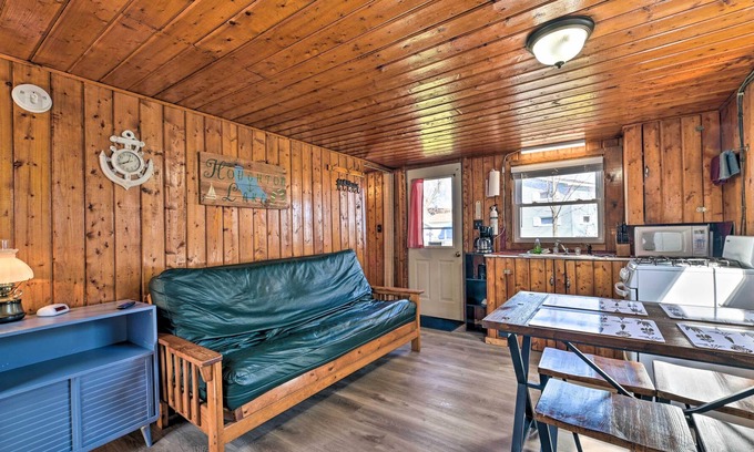 Houghton Lake Cabina | Full Cabin: 14 Steps to the Lake!
