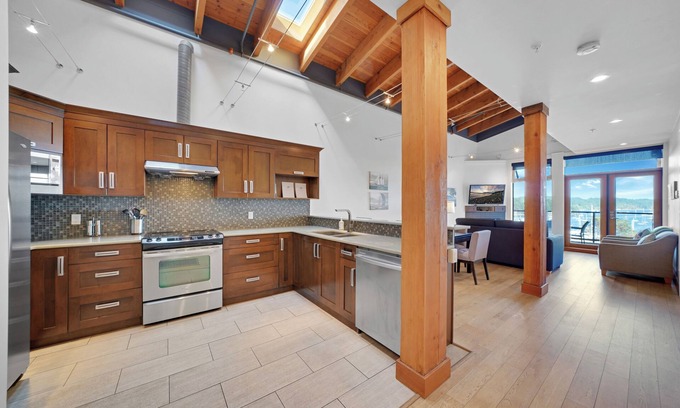 Ganges Condominio | Full Condo with King & Queen beds - full kitchens on Salt Spring Island.