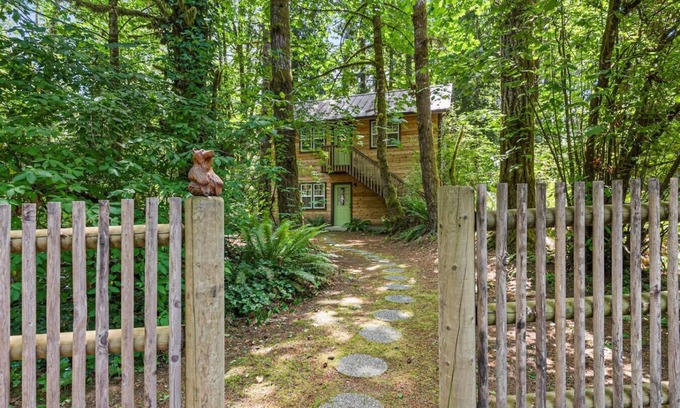 South Colby Cabaña | Full Creekside Duplex Near Seattle Ferries