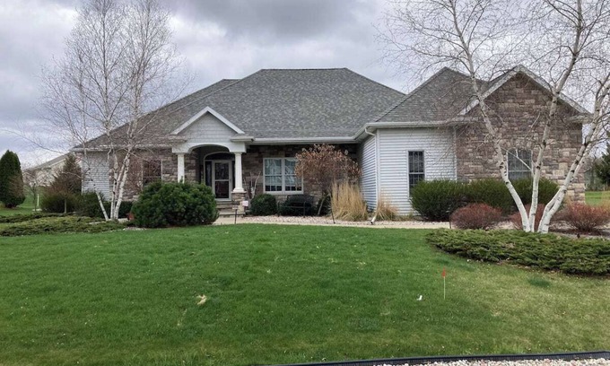 Butte Des Morts Casa | Full Home for Rent. 15 minutes to EAA Grounds, in a quiet neighborhood.