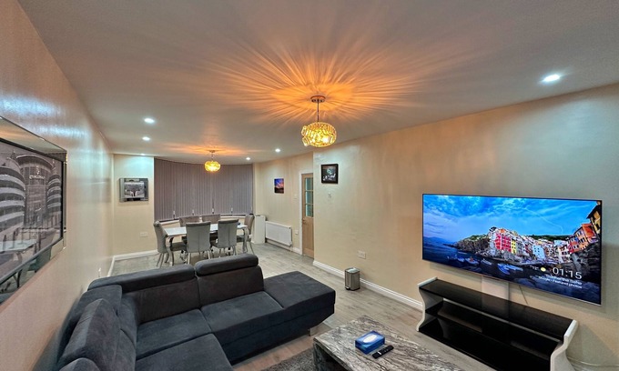 Cheetham Hill Casa | Full Home in Manchester near city center with free parking.