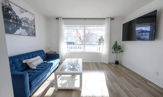 Grande Prairie Casa | Full Home | Stocked Kitchen | Fast WIFI | Smart TV