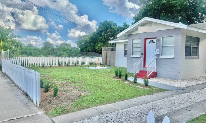 Clear Lake Casa | Full House with Big Fenced Backyard, Washer & Dryer and Pet-Friendly.