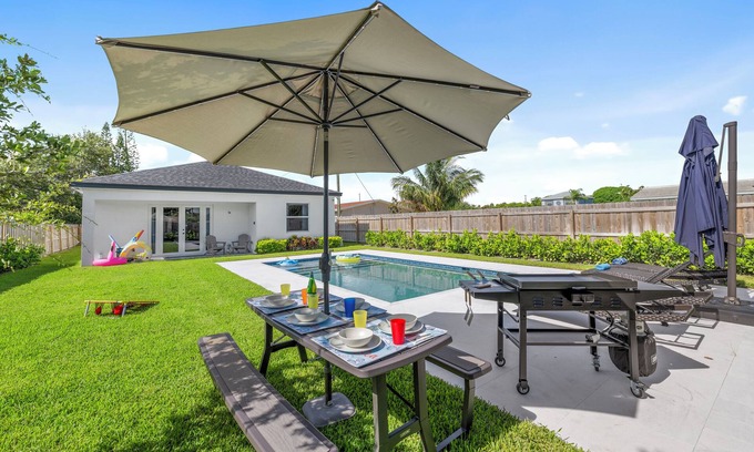 Delray Beach Casa | Luxe & Comfy Villa ~ 5-Star Oasis ~ Heated Saltwater Pool ~ Parking!