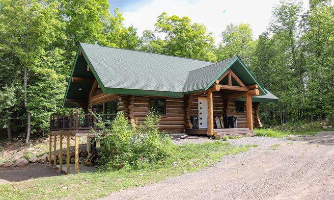 Mercer Casa | Full Log House Near Golf Course & UTV/Snowmobile Trails