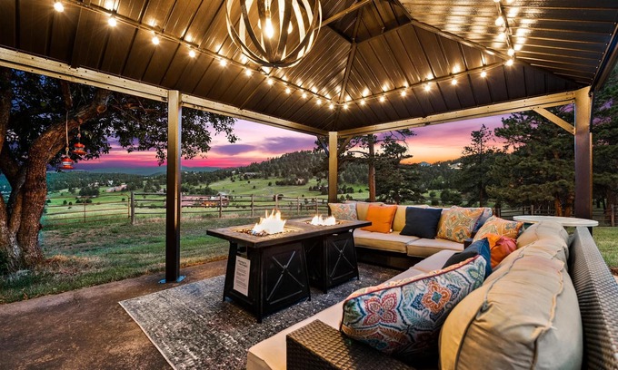 Golden Casa | Full mountain views, 20 acres, hot tub, sauna, frisbee golf, luxurious
