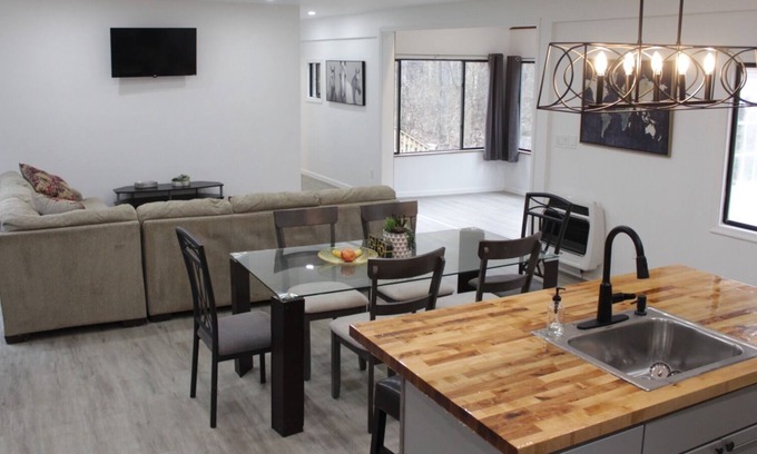 Canadensis Casa | Full Private House On A Creek With Sauna & Hot Tub