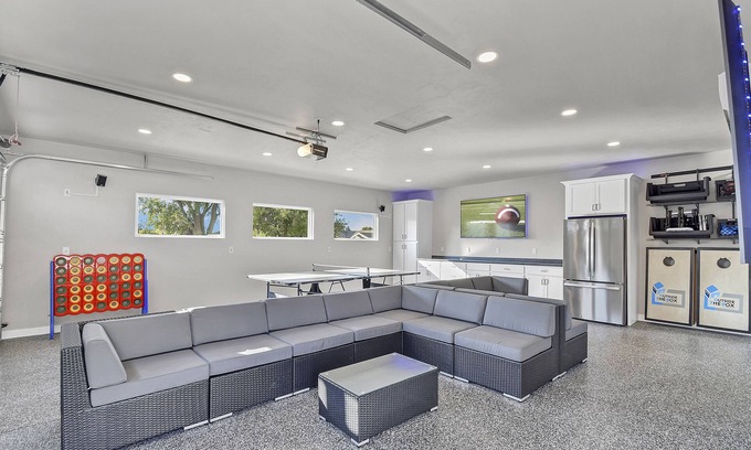 Green Bay Casa | FULL Remodel, loaded Entertainment Garage! Steps to Lambeau, Titletown, Resch!